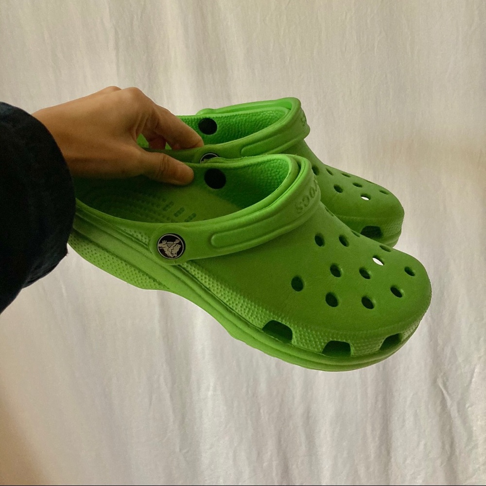 Crocs neon green women’s 8/men’s 6